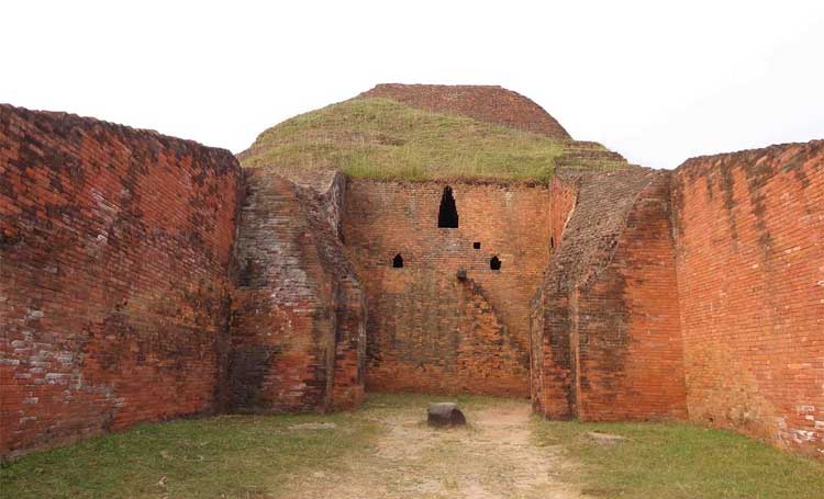 সোমপুর মহাবিহার যেন জীবন্ত ইতিহাস
