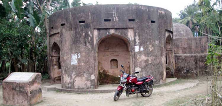 নবাব বাড়ির হাম্মামখানা জেগে রয়
