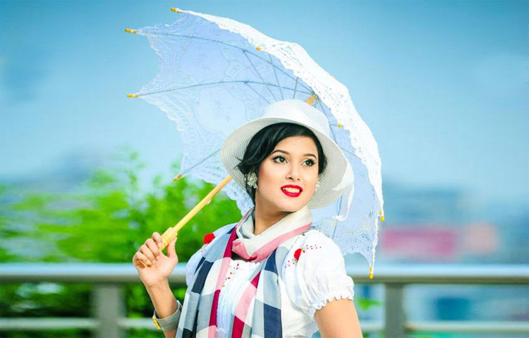 এই বর্ষায় ফ্যাশনে বাহারি ছাতা