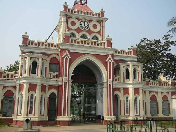 দিঘাপতিয়া রাজবাড়ী দেখে মুগ্ধ হবেন
